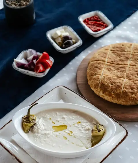 Pogaçe tradicionale me kajmak, ajvar, djathë dhe speca